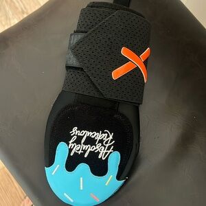 Absolutely ridiculous Miami ice sliding mitt youth